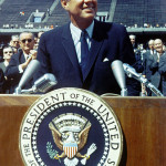 413px-John_F._Kennedy_speaks_at_Rice_University